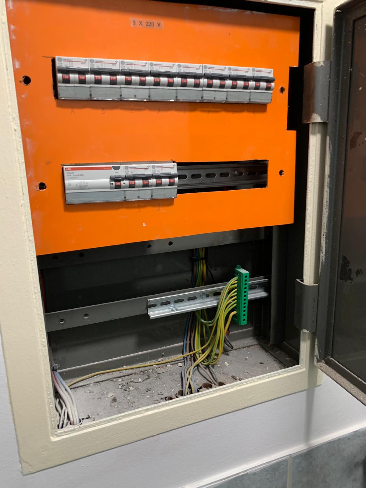 Tableau électrique en cours de câblage
