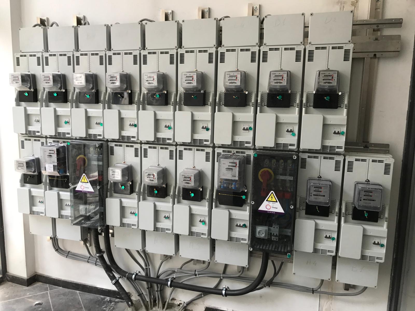 Batterie de compteurs et raccordements électriques